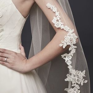 Corded Lace Edge Cathedral Veil

DAVID'S BRIDAL
